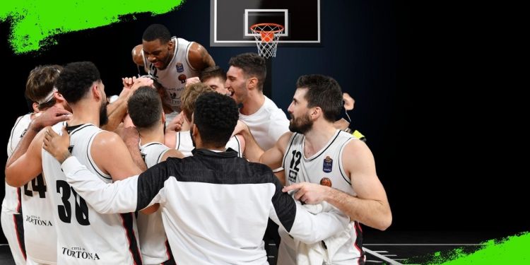 Tortona sabato sera fa tardi e non torna a mezzanotte