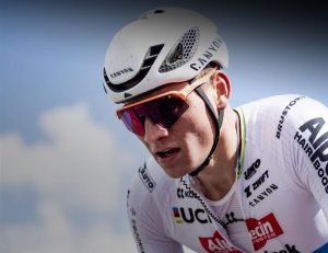 Van Der Poel è il re della Parigi-Roubaix