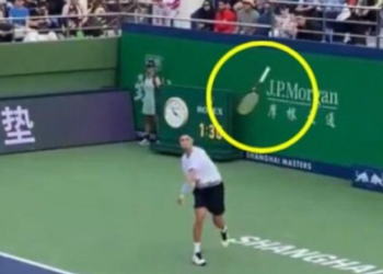 SHANGHAI, TENNISTA LANCIA RACCHETTA